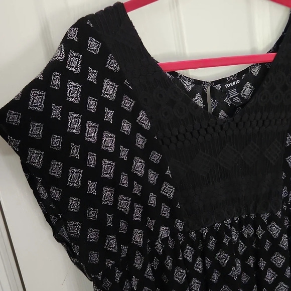 Torrid Black & White Diamond Print Top - Picture 5 of 12